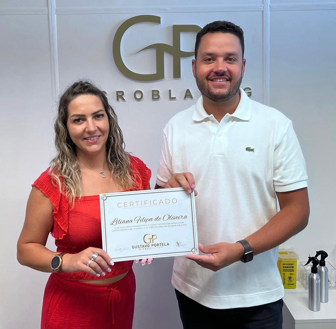Formanda do Curso VIP Microblading a receber o certificado das mãos de Gustavo Portela