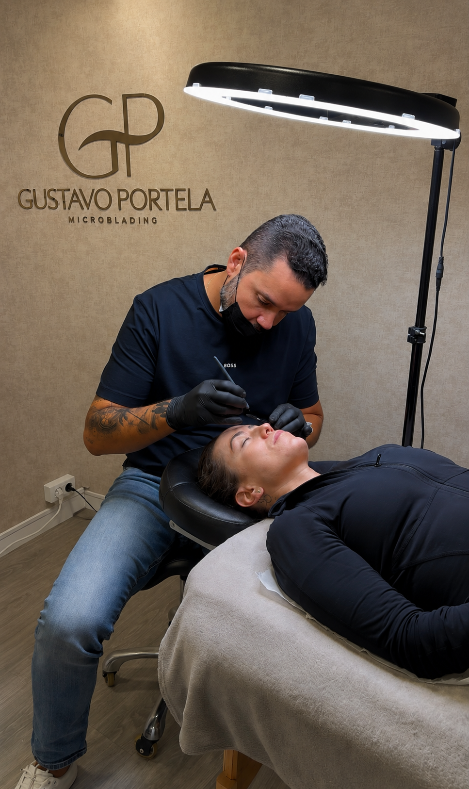 Gustavo Portela a realizar microblading fio a fio no estúdio em Costa da Caparica